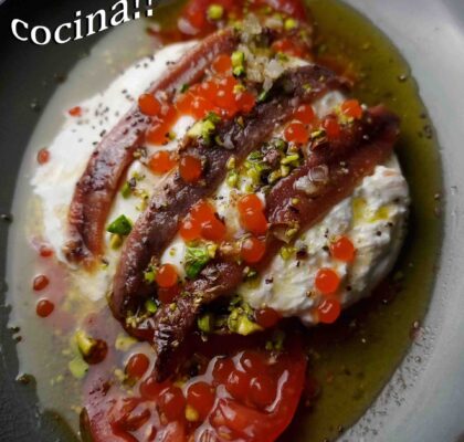 BUrrata con tomate Raf y anchoas del Cantábrico