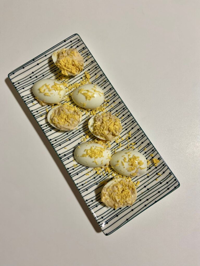 Huevos rellenos de guacatún con crema de Anchoas del Cantábrico