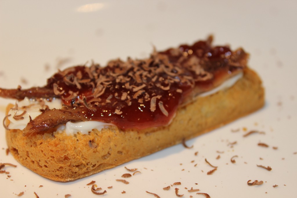 Tapa de Torta del Casar, anchoas del Cantábrico, mermelada de fresa y virutas de chocolate